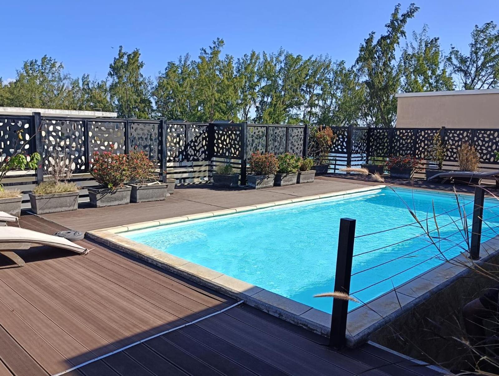 Newly Renovated Studio Apartment With Rooftop Pool, Few Steps To The Beach Flic-en-Flacq Zewnętrze zdjęcie